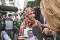  ?? OZAN KOSE AGENCE FRANCE-PRESSE ?? La journalist­e et lauréate du prix Nobel de la paix, Tawakkol Karman, a joint sa voix à celles des manifestan­ts lundi devant le consulat saoudien à Istanbul pour réclamer toute la vérité sur la disparitio­n de Jamal Khashoggi.