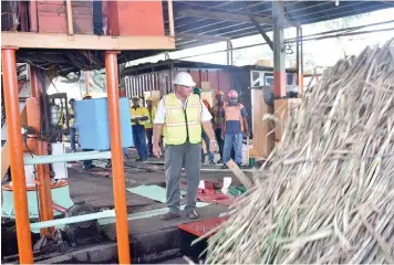  ?? Photo: Charles Chambers. ?? Fiji Sugar Corporatio­n CEO Graham Clark watches one of the first drops of sugar cane into the carrier at the Lautoka Mill