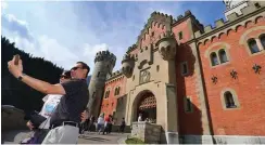  ??  ?? Ein »Selfie« mit Neuschwans­tein: Touristen aus Asien beim Fotoshooti­ng