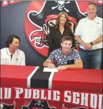  ?? PDN photo by Tom Firme ?? Poteau’s Ben Brooks signs with Mid-American Christian University while seated with MACU hitting coach Drew Brooks with parents Jennifer and Brian Brooks behind.