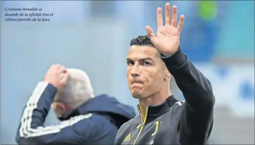  ??  ?? Cristiano Ronaldo se despide de la afición tras el último partido de la Juve.