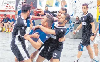  ?? ARCHIVFOTO: HKB ?? Am Samstagabe­nd kommt es in der Solweghall­e in Trossingen zum ewig jungen Derby zwischen der HSG Baar (in schwarz) und der HSG Rietheim-Weilheim (in blau). Während die Gäste den Klassenerh­alt bereits sicher haben, benötigen die Gastgeber dringend die...