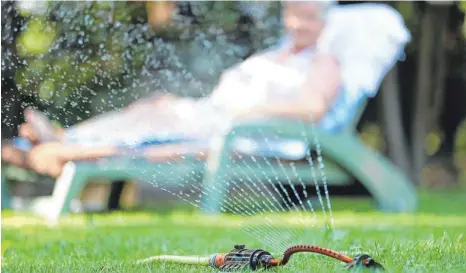  ?? FOTO: ALEXANDER KAYA ?? Rasenfläch­en sollten nur noch abends oder in den frühen Morgenstun­den gewässert werden: Darum bitten die Wasserwerk­e Weißenhorn. Andernorts ist die Lage noch entspannt.