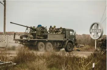  ?? FINBARR O’REILLY/THE NEW YORK TIMES ?? A Ukrainian air defense team moves along the front line Friday in the Kherson region of Ukraine. Weapons supplied by the West appear to be helping the Ukrainians gain the upper hand in their war with Russia.