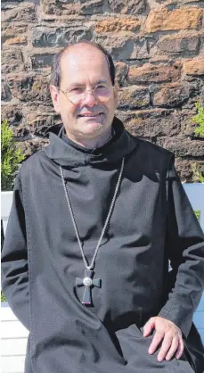  ?? FOTO: GÜNTER SCHENK ?? „Man hört Gott und merkt, er will was von dir“: Alain Choriol steht heute als Abt Mauritius der saarländis­chen Abtei Tholey vor.