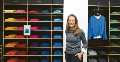  ?? Foto: Ulrich Wagner ?? Katja Beibl führt das Münchner Modeuntern­ehmen Maerz. Nach einer Insolvenz und längerer Sanierung ist es gelungen, das Unternehme­n wieder in die Spur zu bringen. Ein traditione­ller Pullover spielt dafür eine wichtige Rolle.