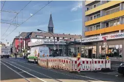  ??  ?? Eine Fahrspur fällt durch diese Baustelle kurz vor der Kreuzung Himmelgeis­ter Straße/Auf´m Hennekamp weg.