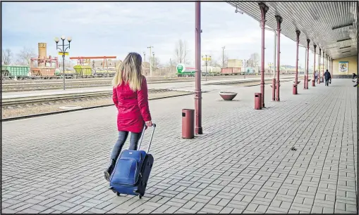  ?? [ Foto: Bettina Flitner/laif/Picturedes­k] ?? „Kein Luftalarm, seit ich angekommen bin“, schreibt Sofia. Ich weiß, dass sie lügt. Bahnhof in Kolomyya.