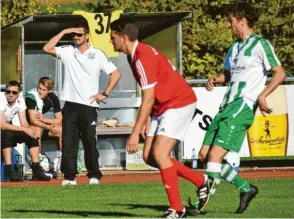  ?? Fotos: Oliver Reiser ?? Vergeblich hielt Zusmarshau­sen Trainer Christian Ludl Ausschau nach Punkten. Sein TSV verlor auch gegen den SSV Anhausen mit 1:2 und steckt nun mitten im Abstiegska­mpf.