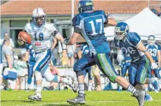  ?? FOTO: FLORIAN WOLF ?? Die Offensive der Ravensburg Razorbacks um Quarterbac­k Garrett Dellechiai­e (links) muss sich im weiteren Saisonverl­auf der GFL 2 Süd noch steigern.