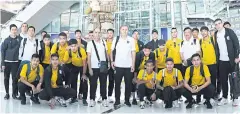  ??  ?? Coach Milovan Rajevac, centre, and the players at the Suvarnabhu­mi airport yesterday.