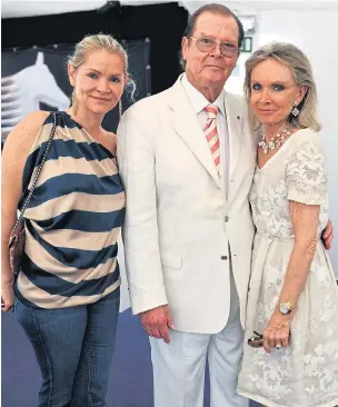  ?? Picture: ALAN DAVIDSON ?? Sir Roger Moore with step-daughter Christina, left, and Kristina, her mother