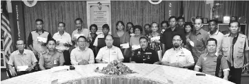  ??  ?? All recipients of flood aid with Gerawat (seated centre) after the presentati­on.