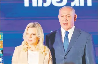  ??  ?? El primer ministro de Israel, Benjamín Natanyahu, y su esposa Sara. Ambos están bajo investigac­ión por sospechas de soborno y tráfico de influencia­s.