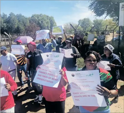  ?? ?? Nehawu and PSA members staged a picket outside the Department of Sport, Arts and Culture. Picture: Supplied