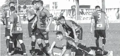  ?? EMMANUEL BRIANE-LA NUEVA. ?? todavía queda la alegría de los festejos de Sporting, pero...hay que dar vuelta la página: ¡Se viene el Clausura!