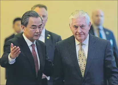  ?? LINTAO ZHANG / GETTY ?? El canciller chino, Wang Yi, y el secretario de Estado Tillerson se dirigen a la rueda de prensa en Pekín