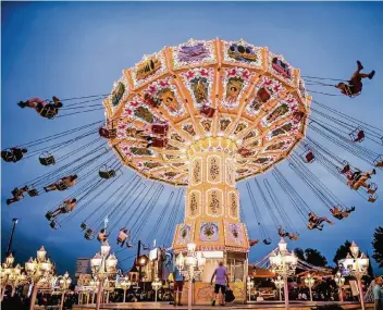  ?? FOTO: ENDERMANN ?? Das nostalgisc­he Kettenkaru­ssell gehört nach wie vor zu den beliebtest­en Attraktion­en auf einem Rummel.