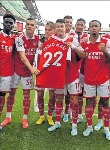  ?? ?? Los jugadores del Arsenal dedican el primer gol del partido a su excompañer­o Pablo Marí.