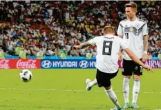  ?? Fotos: dpa ?? Nur zwei Tore schoss die deutsche Nationalma­nnschaft bei der WM in Russland – und flog in der Vorrunde raus. Hier siehst du Toni Kroos, wie er ein Tor gegen Schweden schießt.