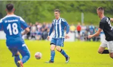  ?? FOTO: FRANK RIEDINGER ?? Schafft Bubsheims Spielertra­iner Paul Ratke (am Ball) doch noch den Sprung auf den Relegation­splatz mit seiner Mannschaft? Dazu müsste der FV 08 Rottweil allerdings patzen.