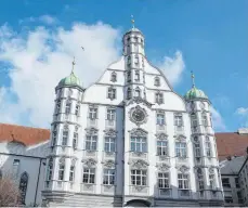  ?? FOTO: KARL-JOSEF HILDENBRAN­D/DPA ?? Das Rathaus von Memmingen: Im nächsten Jahr entscheide­n die Bürger, wer hier künftig den Hut auf hat.