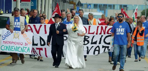  ??  ?? Nuove polemiche Una protesta di qualche anno fa dei lavoratori di Avio Handling contro il «matrimonio di convenienz­a» tra il Catullo e Save. Il partito anti-veneziano adesso ha ripreso fiato