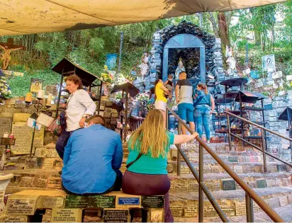  ?? FOTO MANUEL SALDARRIAG­A ?? Esta gruta, que empezó con una pequeña imagen de la Virgen de Lourdes, se fue llenando de placas de mármol, aluminio y madera, que le dieron un toque de solemnidad.