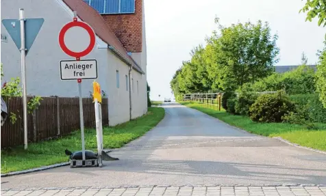  ?? Foto: lare ?? Eigentlich hat die Gemeinde Möttingen eine Nebenstraß­e in Balgheim gesperrt, die viele Autofahrer als Abkürzung Richtung Nördlingen genutzt haben. Ein unbekannte­r Ver kehrsteiln­ehmer wollte sich jedoch nicht aufhalten lassen und entfernte die...