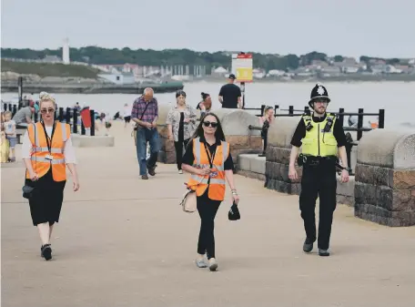  ??  ?? Sunderland City Council enforcemen­t officer Marina Hallam and Natalie Moore, with Pc Martin Smith, at Roker Beach.