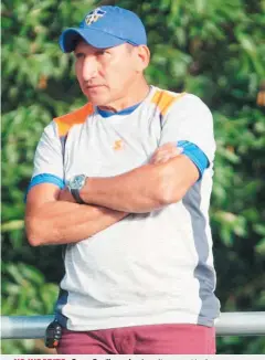  ??  ?? Omar Sevilla no fue inscrito como técnico por Dragón, pero se unió al grupo en su trabajo el fin de semana.