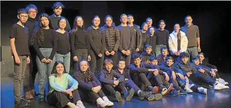 ?? | PHOTO : OUEST-FRANCE ?? Les 25 collégiens de Guingamp, aux côtés du metteur en scène et de deux artistes du Théâtre Amer et de leur professeur de musique.