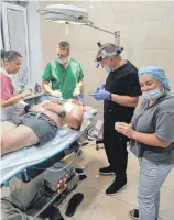  ?? FOTOS: GREGOR MAKOWSKI ?? Der Kontaktman­n in Warschau brachte die Lieferung mit OP-Scheren (Bild links oben) in die Ukraine. In einem Krankenhau­s in Kramatorsk operieren Ärzte Splitterte­ile aus den Patienten (Bild links unten, Bild rechts).