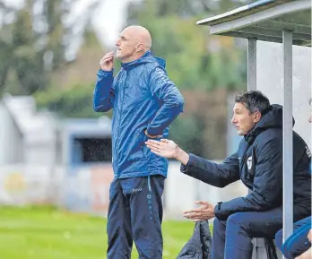  ?? ARCHIVFOTO: VOLKER STROHMAIER ?? Trainertau­sch beim FV Olympia Laupheim: Thomas Przibille (rechts) ist seit Beginn der Vorbereitu­ng Chefcoach. Predrag Milanovic ist ab sofort Co-Trainer.