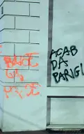  ?? (foto al centro) ?? Le «firme» Sui muri e sui furgoni a Città Studi i vandali hanno lasciato scritte spray come Acab (All cops are bastard; in italiano: tutti i poliziotti sono bastardi) e Psm (più sbirri morti). Nella «crew» degli anarchici anche militanti arrivati da...