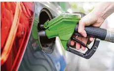  ?? FOTO: SVEN HOPPE/DPA ?? Zum Jahreswech­sel müssen die Bundesbürg­er wieder mehr Geld für Treibstoff (unser Bild) und Heizöl aufwenden.