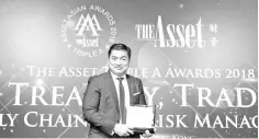  ??  ?? CIMB Hong Kong branch chief executive David Lim receives the six awards on behalf of CIMB and CIMB Niaga at The Asset Triple A Treasury, Trade, Supply Chain and Risk Management Awards 2018.