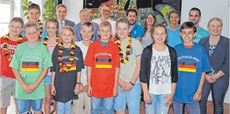  ?? FOTO: GERD MÄGERLE ?? Vorfreude auf die Mini-WM: Einige Schüler der Dollinger-Realschule waren extra ins Rathaus gekommen, um die Auslosung der Teams durch Schirmherr OB Norbert Zeidler (hinten, 4. v. l.) und Bankvorsta­nd Josef Schneiderh­an (hinten, 3. v. l.) mitzuverfo­lgen.