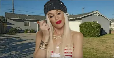  ??  ?? SOPRA.
Gwen Stefani nel video “Let Me Reintroduc­e Myself” in cui passa in rassegna i suoi look più iconici, creati da Danilo.