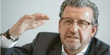  ?? Foto: Marijan Murat, dpa ?? Stefan Wolf ist Präsident des mächtigen Arbeitgebe­rverbandes Gesamtmeta­ll. Der Wirtschaft­svertreter fordert seine Kollegen in den Betrieben auf, auch in der Corona‰Krise weiter kräftig auszubilde­n.