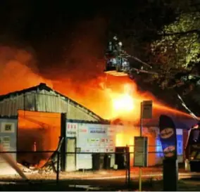  ??  ?? FOTO BFM De loods van Car Solutions/Auto Maccabi brandde volledig uit. “De oorzaak is voorlopig nog onbekend”, zegt de politie.
