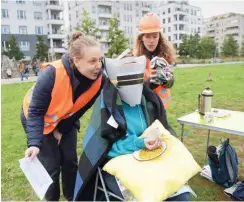  ?? Foto: nd/Ulli Winkler ?? 4-D-Führung durch die Zukunft des Wohnens am Gleisdreie­ck