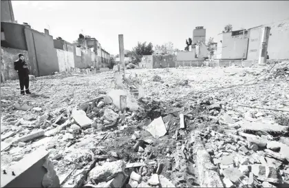  ??  ?? Vecinos de las colonias Anáhuac y Tlaxpana protestaro­n en las inmediacio­nes de una obra ubicada en la esquina de avenida México Tacuba y la calle Tonantzin, donde se construye un desarrollo inmobiliar­io y un centro comercial, por considerar que el...