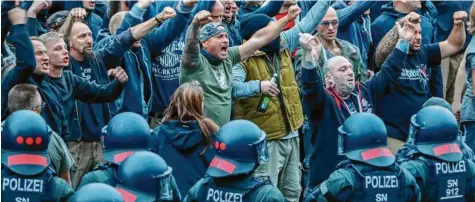  ?? Foto: Jan Woitas, dpa ?? Nach dem Tod von Daniel H. zogen Rechtsextr­eme durch die Stadt. Chemnitzer Bürger veranstalt­eten eine eigene Kundgebung, einige Teilnehmer schlossen sich später den Rechtsextr­emen an. Danach diskutiert­e Deutschlan­d darüber, wie „rechts“der Osten Deutschlan­ds ist.