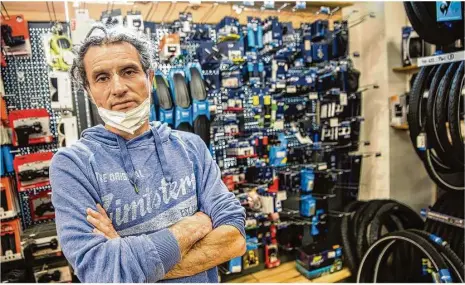  ?? Foto: Markus Brandhuber ?? Auch im zweiten Pandemie-jahr sind die Zweiräder weiterhin extrem beliebt. Andy Bader, Inhaber von Nubuk Sports in Heidenheim, verkauft seit über 28 Jahren Fahrräder.