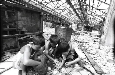  ??  ?? OUT WITH THE OLD, IN WITH THE NEW – Children sift through rubble of the demolished Quinta Market in Quiapo, Manila last August. The city government said the modernizat­ion of the iconic market is aimed at restoring its appeal to consumers who have opted...