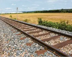  ?? Foto: Stoll ?? »Kommentar
Gleisdreie­ck im Mindelheim­er Osten: Auf dem Getreideac­ker soll künftig Energie er‰ zeugt werden, beschloss der Stadtrat.