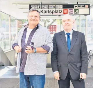  ?? [ Clemens Fabry ] ?? Jede Reise beginnt mit dem ersten Schritt: Joesi Prokopetz (l.) und Fritz Schindleck­er.