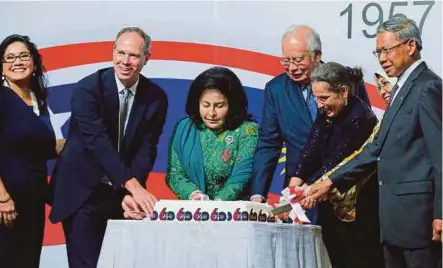  ?? [FOTO ASYRAF HAMZAH/BH] ?? Najib bersama isteri, Datin Seri Rosmah Mansor; Mustapa, Rohani, Shirin Lakhdhir (tiga dari kanan), Garland dan Pengarah Eksekutif AMCHAM, Siobhan M Das (kiri) memotong kek sempena sambutan 60 tahun hubungan dagang Malaysia-amerika Syarikat di Kuala...