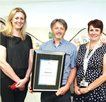  ??  ?? West Gippsland Healthcare Group chair Jane Leslie (left) and acting ceo Kathy Kinrade (right) present a Life Governor award to obstetrici­an David Simon.